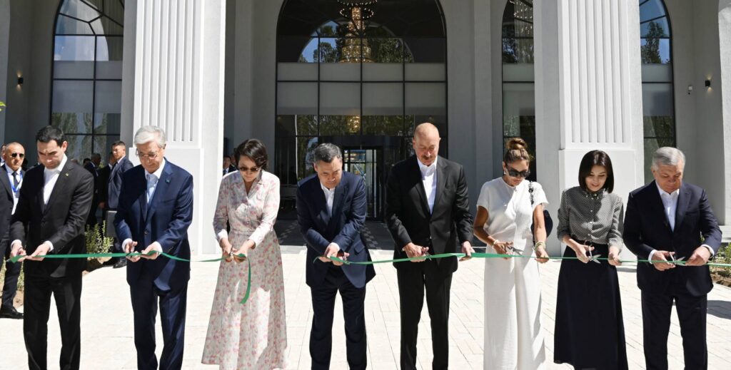 Azərbaycan, Qırğızıstan, Özbəkistan, Qazaxıstan, Tacikistan və Türkmənistan prezidentləri İssık-Kulda “Baku Resort & Spa” mehmanxanasının açılış lentini kəsirlər. Foto president.az